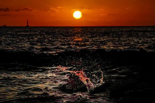 <素材>静かに日が沈む海の波しぶきの景色 <素材>静かに日が沈む海の波しぶきの景色 海,空,サンセットの写真素材