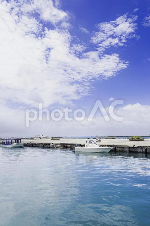 沖縄-【竹富島－竹富島の風景】 海,青,青空の写真素材