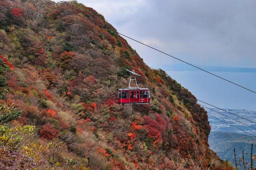 雲仙の紅葉とロープウェイ 紅葉,色づき,自然の写真素材