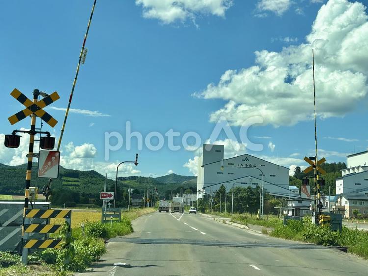 田舎の踏切の景色 道路,踏切,踏み切りの写真素材