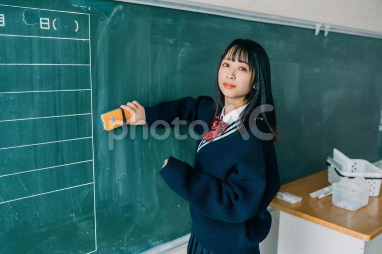 黒板けしで黒板を綺麗にする受験生 女性,女子高,高校生の写真素材