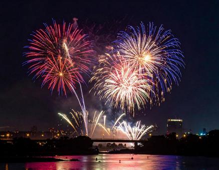 夜空を彩る打ち上げ花火 夜空を彩る打ち上げ花火の写真