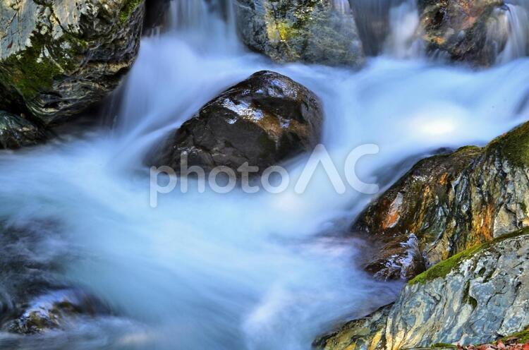 沢の岩と水の流れ１ 川,水,景色の写真素材