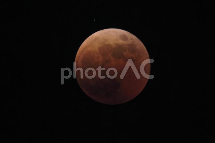 442年ぶり 皆既月食と天王星食 totallunar,eclipse,2022totallunarの写真素材