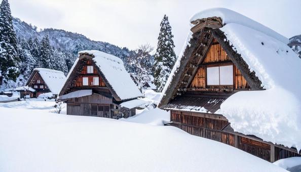 冬の日の合掌造りの家 冬の日の合掌造りの家の写真
