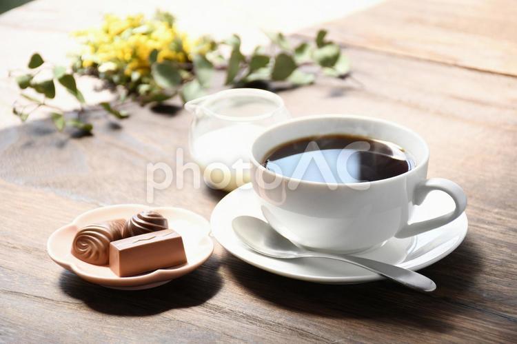 コーヒー＆チョコ　木目テーブル 珈琲,朝食,チョコレートの写真素材