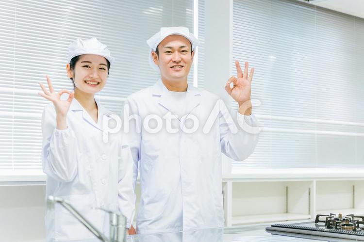食品系の仕事をする男女 工場,調理員,食品工場の写真素材