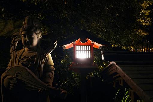 夜の静寂と灯籠 夜の静寂と灯籠の写真