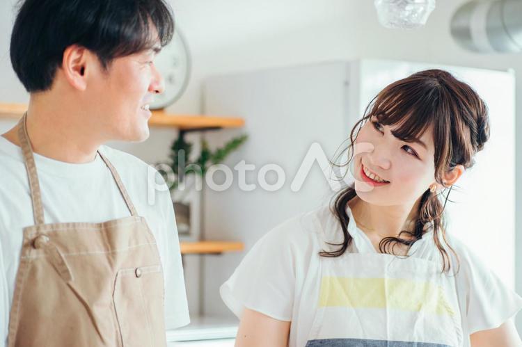 一緒に料理を作る男女（笑顔・夫婦） 料理,キッチン,家事の写真素材