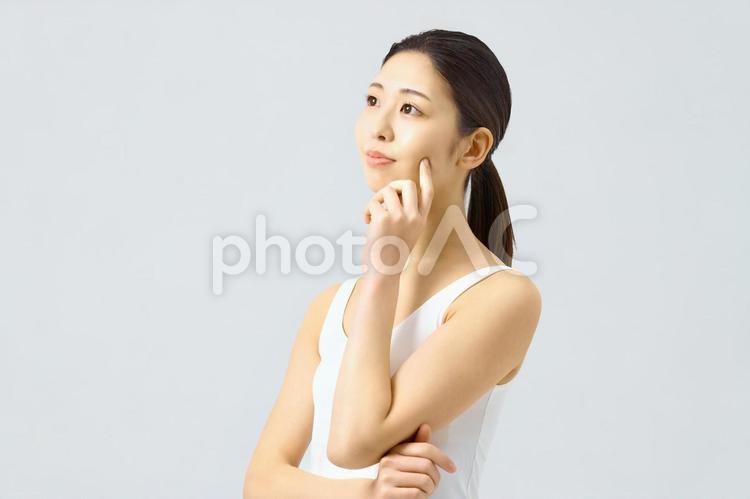 手で顔を触る女性　スキンケア　美容 ビューティー,スキンケア,フェイシャルケアの写真素材