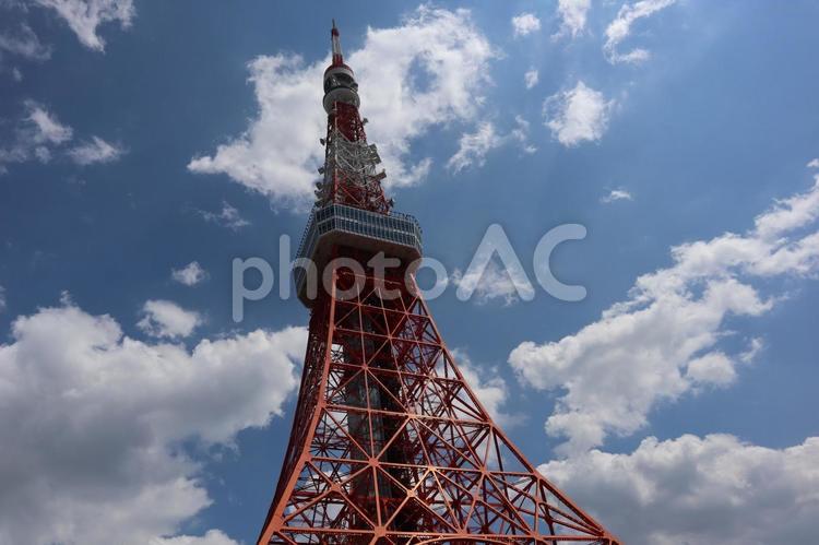 青空と雲と東京タワーを見上げた風景 青空,雲,東京タワーの写真素材
