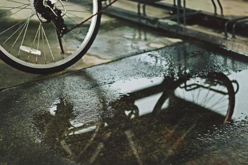 水溜まりと自転車 水溜まりと自転車の写真