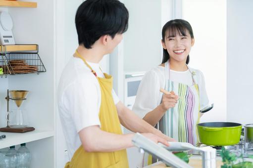 キッチンで料理を作る若い夫婦 キッチンで料理を作る若い夫婦 夫婦,料理,キッチンの写真素材