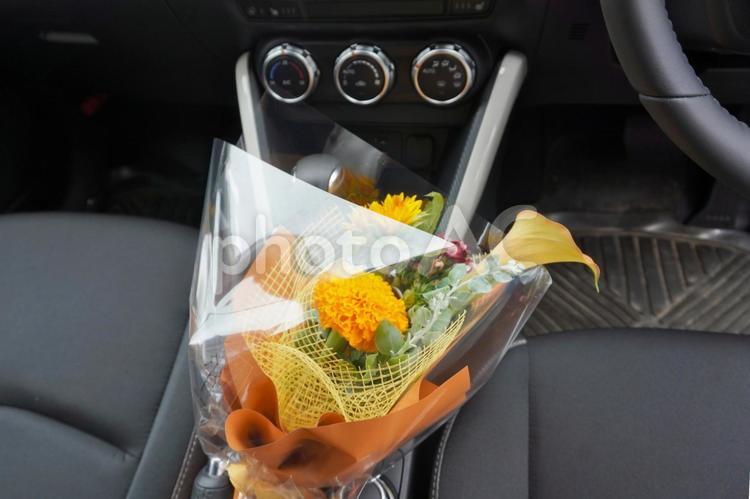 新車と花束（車内）06 新車,自動車,納車の写真素材