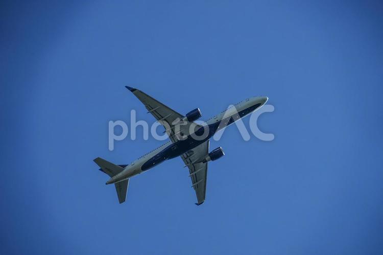 青空と飛行機のイメージ２ グラデーション,シルエット,ジェットの写真素材