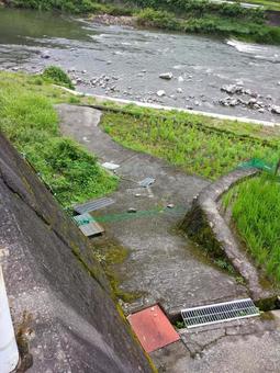 川沿いの農道と用水路 川沿いの農道と用水路 農道,用水路,川の写真素材