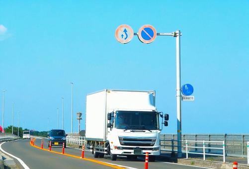 シーサイドの国道① トラック,シーサイドロード,道路の写真素材