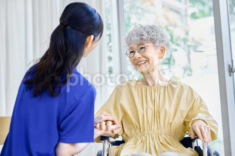 介護福祉士と高齢者　女性　在宅 在宅介護,介護,訪問介護の写真素材