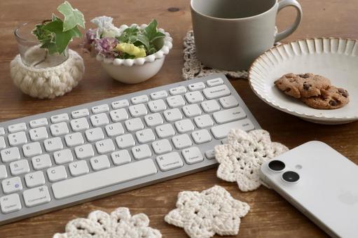 スマホとコーヒー　デスクワーク スマホ,ビジネス,デスクワークの写真素材