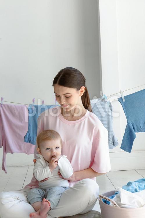 おしゃぶりする赤ちゃんと女性 親子,女性,人物の写真素材