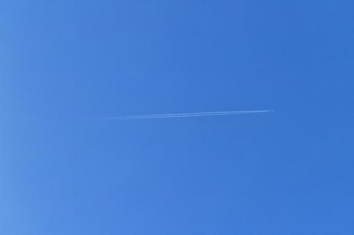 青空　飛行機雲　空のみの写真