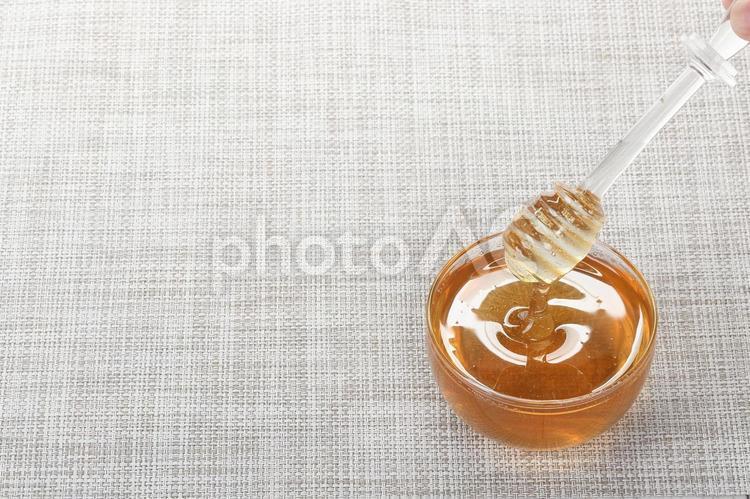 甘いはちみつをトングですくう はちみつ,トング,蜂蜜の写真素材