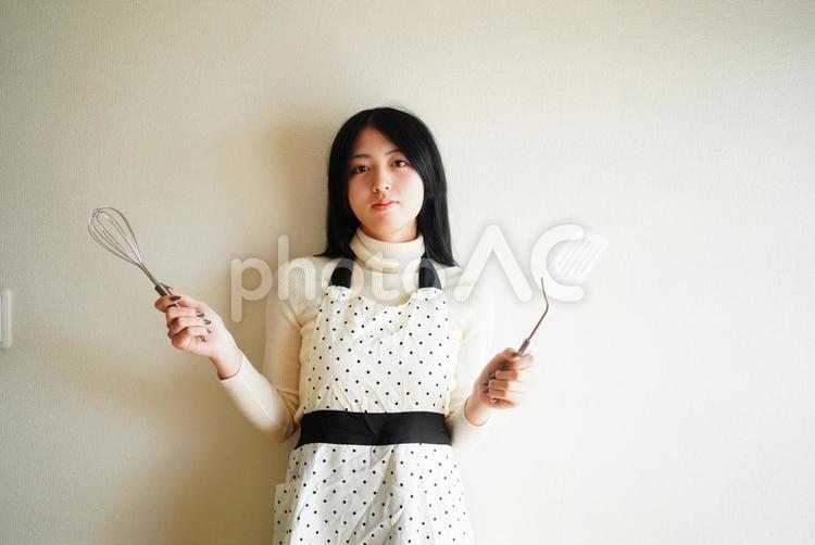 料理のイメージ/調理器具を持つ女性 20代,屋内,女性の写真素材