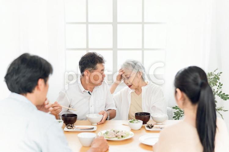 食事中に体調不良になる高齢者（困る） 高齢者,食欲減退,食欲不振の写真素材