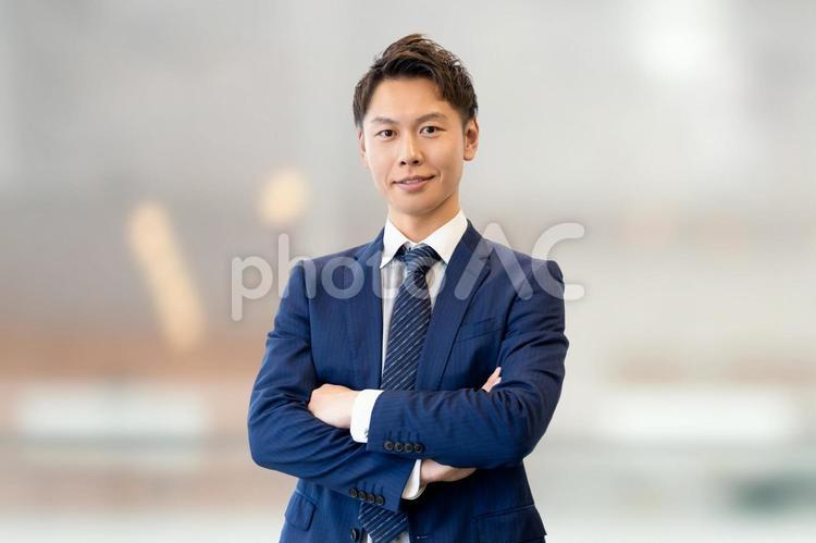 腕組みをする男性ビジネスマン 男性,ビジネス,笑顔の写真素材