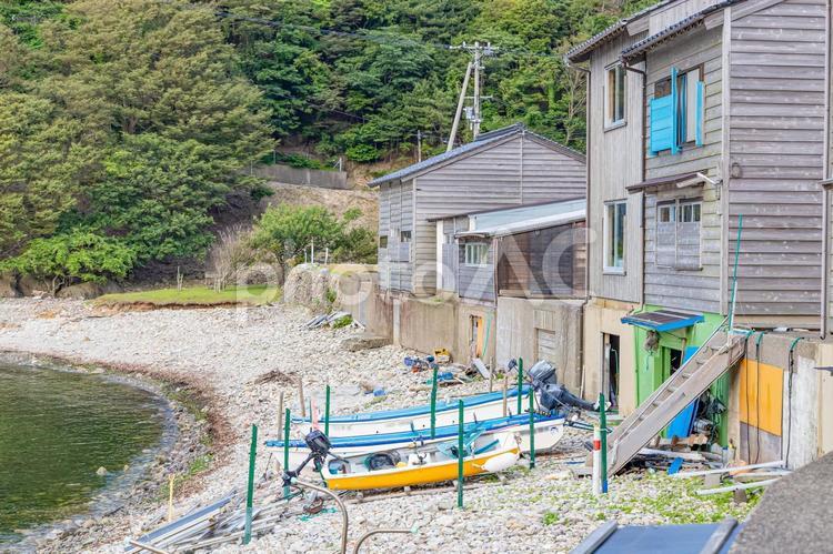 焼杉板の町並みと船（兵庫県豊岡市竹野町） 焼杉板,外壁,兵庫県の写真素材