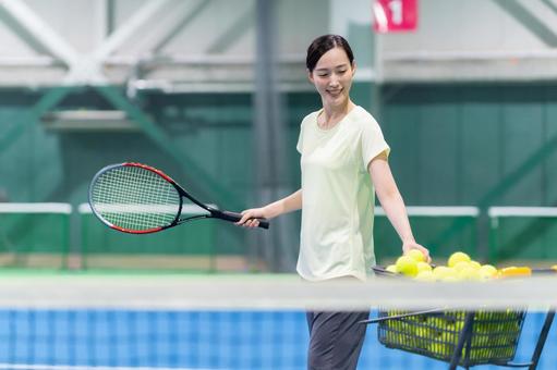 スポーツジムでテニスをする若い女性 テニス,テニススクール,スポーツジムの写真素材