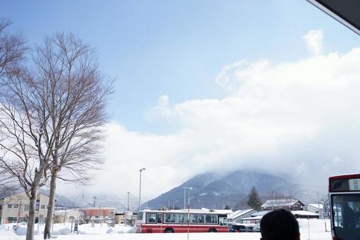 冬の山を望む 冬の山を望む 冬,雪,鉄道の写真素材