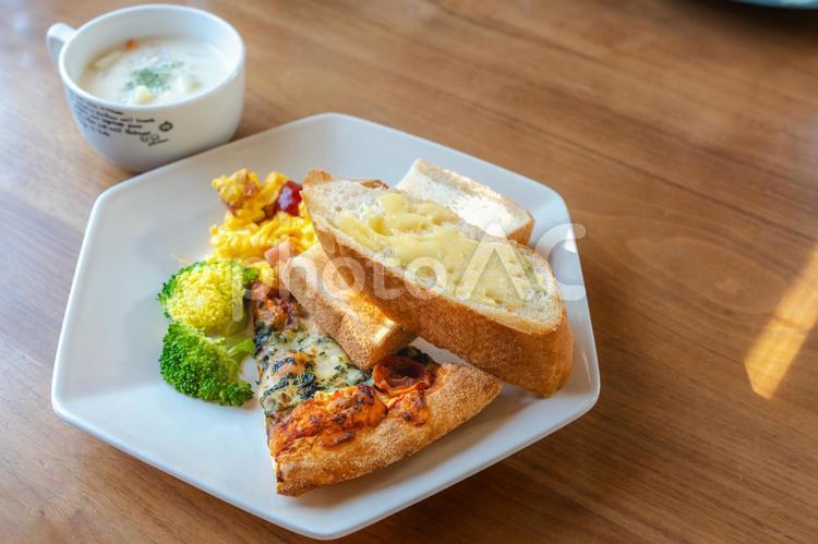 パンとピザとスープの洋風朝食プレート 朝食,パン,スープの写真素材