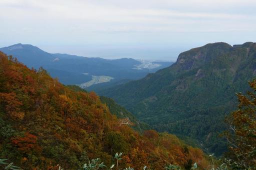 雨飾山登山道から見える糸魚川の町と日本海 雨飾山登山道から見える糸魚川の町と日本海の写真