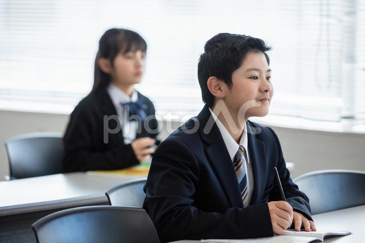 塾で勉強する学生　students  塾,学習塾,勉強の写真素材