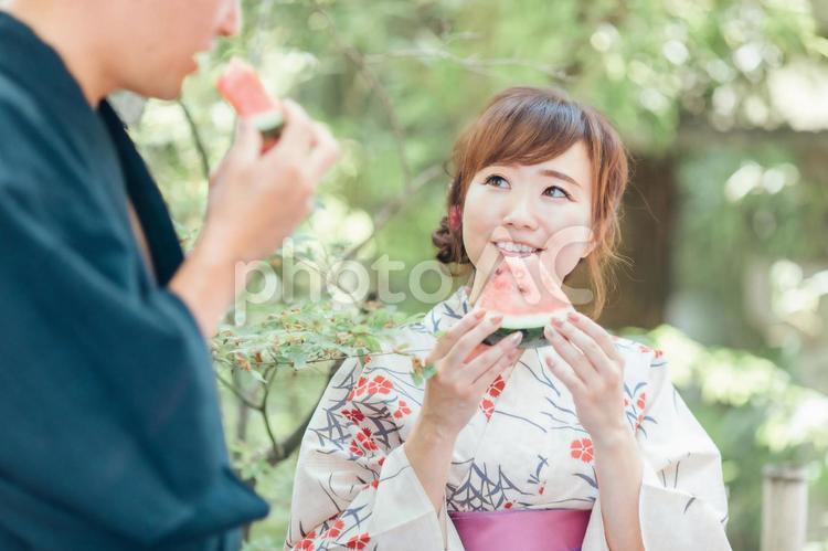 浴衣姿でスイカを食べる男女 スイカ,浴衣,夏の写真素材