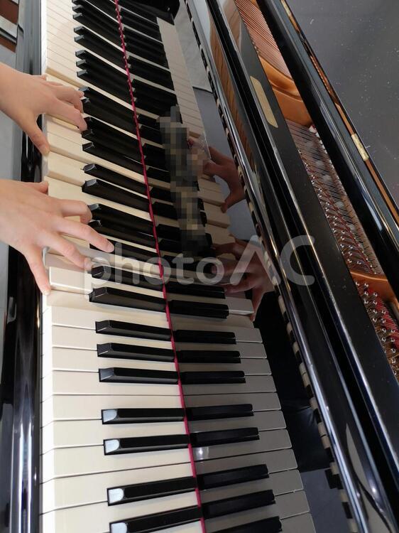 ピアノを弾く女性の手 ピアノ,音楽,音楽家の写真素材