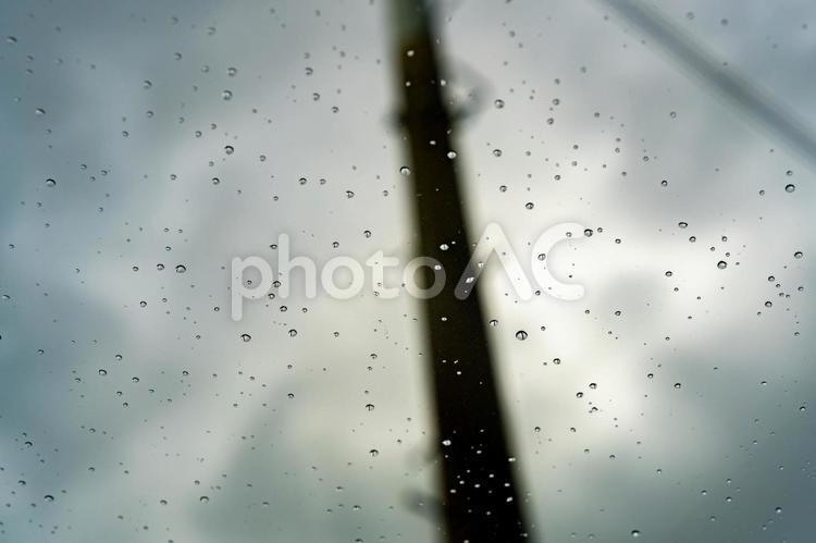 雨の日の窓に映った外の風景 雨,窓,しずくの写真素材
