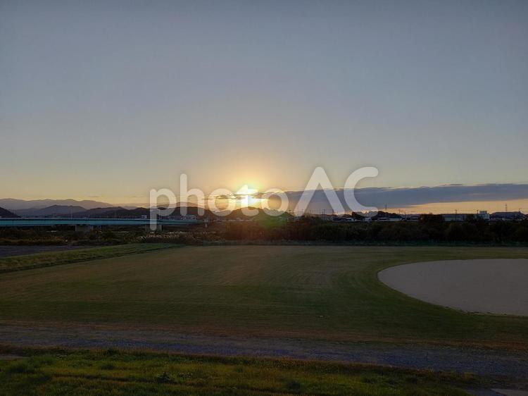 夕暮れの無人のグラウンド 夕方,夕日,グラウンドの写真素材