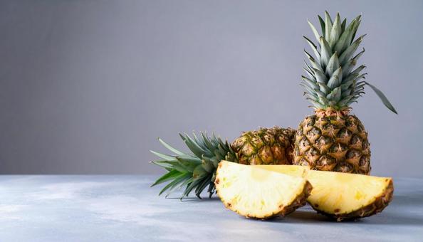 丸のままとカットしたパイナップル 丸のままとカットしたパイナップルの写真