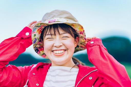 草原でリラックスした表情の女性  女性,笑顔,充実の写真素材