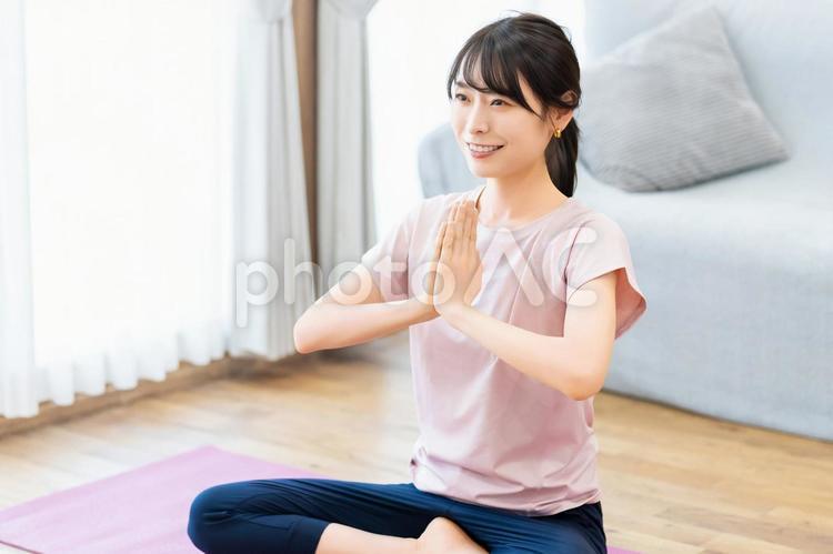 自宅のリビングでヨガをする女性 女性,ヨガ,ストレッチの写真素材