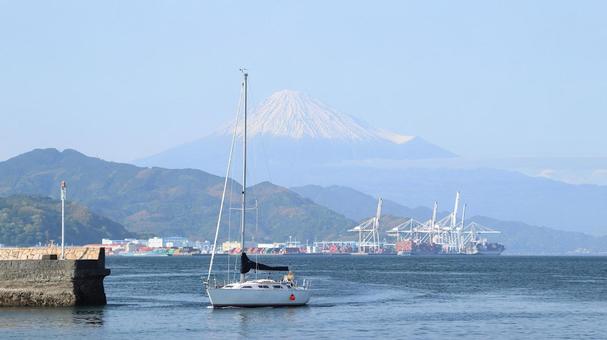 A yacht returning to Shimizu Port in May, JPG A yacht returning to Shimizu Port in May, JPG