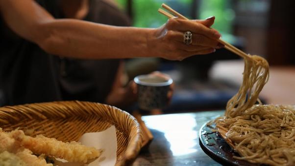 蕎麦を食べる女性 蕎麦を食べる女性 日本蕎麦,戸隠蕎麦,蕎麦屋の写真素材