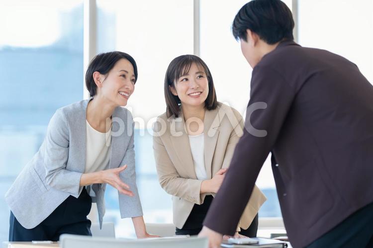 会議をする男女のビジネスマン ビジネス,会議,オフィスの写真素材