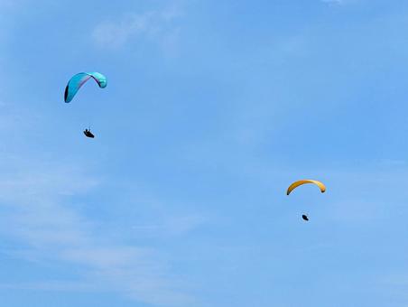 青空でパラグライダー 青空でパラグライダー パラグライダー,青空,空の写真素材