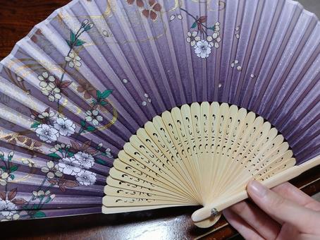 花柄紫扇子 花柄紫扇子 扇子,せんす,暑さ対策の写真素材