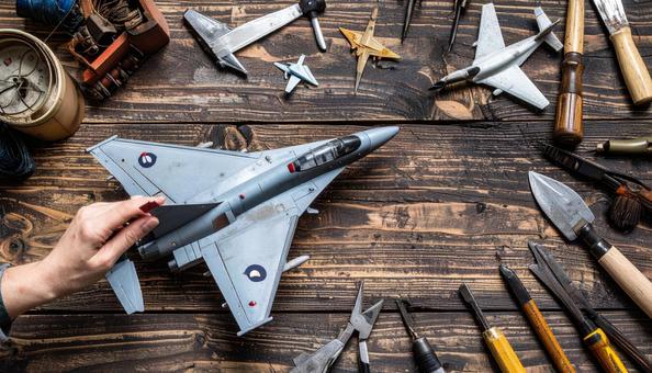 木のテーブルの上の古い戦闘機のプラモデル 木のテーブルの上の古い戦闘機のプラモデルの写真