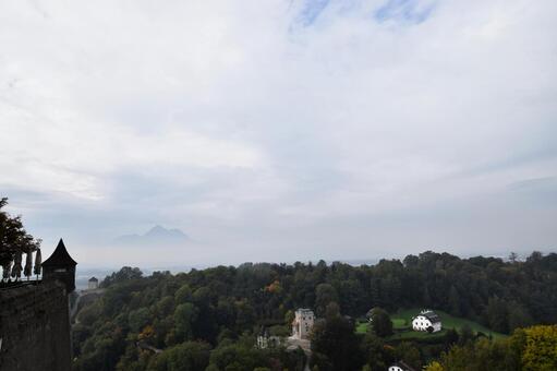 ホーエンザルツブルク城と遠くの山々﻿ ホーエンザルツブルク城,ザルツブルク,オーストリアの写真素材