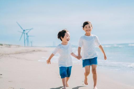 浜辺を走る子どもたち 浜辺を走る子どもたちの写真